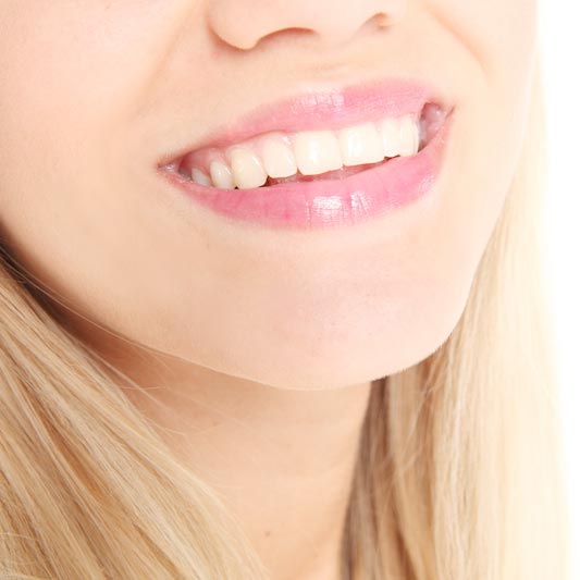 微笑む女性の白い歯
